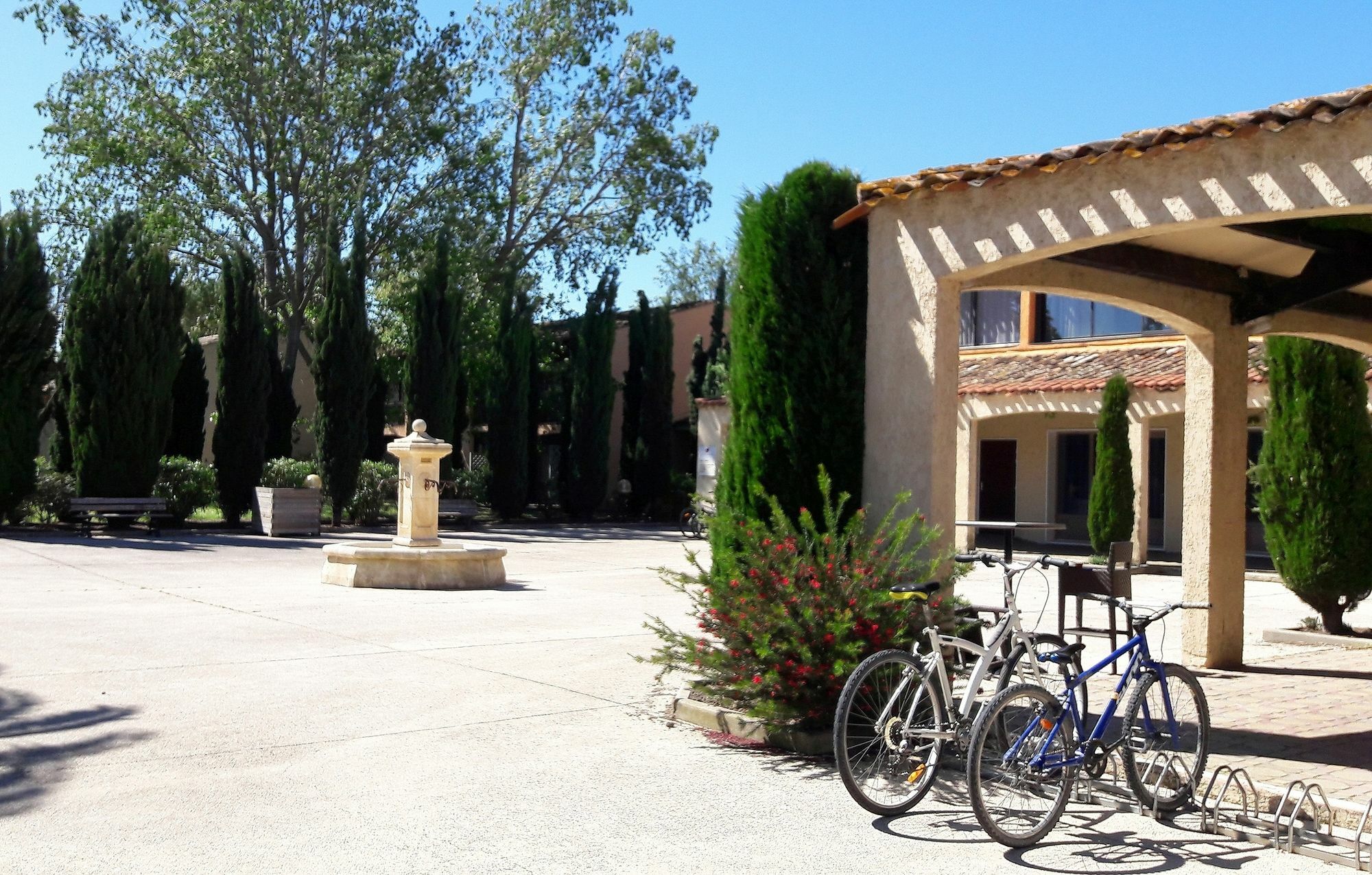ארל Residence Odalys Le Village Camarguais Les Gardians מראה חיצוני תמונה